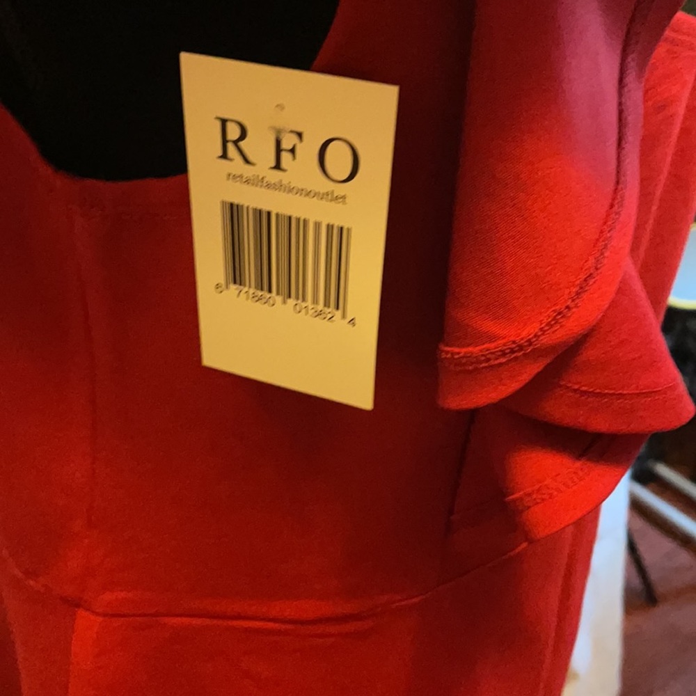 Sexy red dress with cold shoulder and slit - Picture 3 of 3